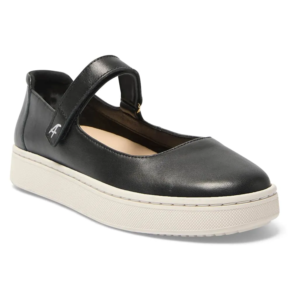 Albany Flat in Black Leather