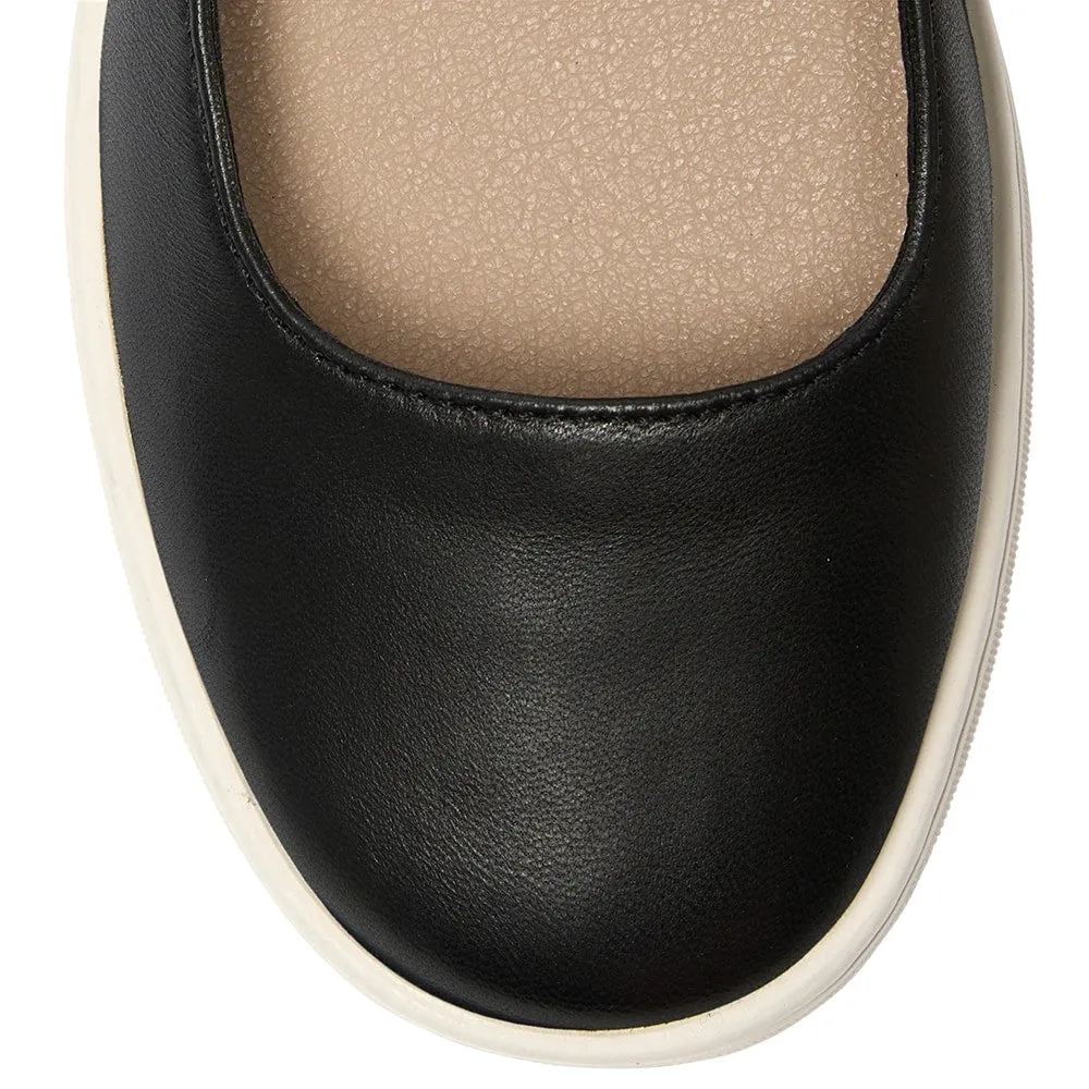Albany Flat in Black Leather