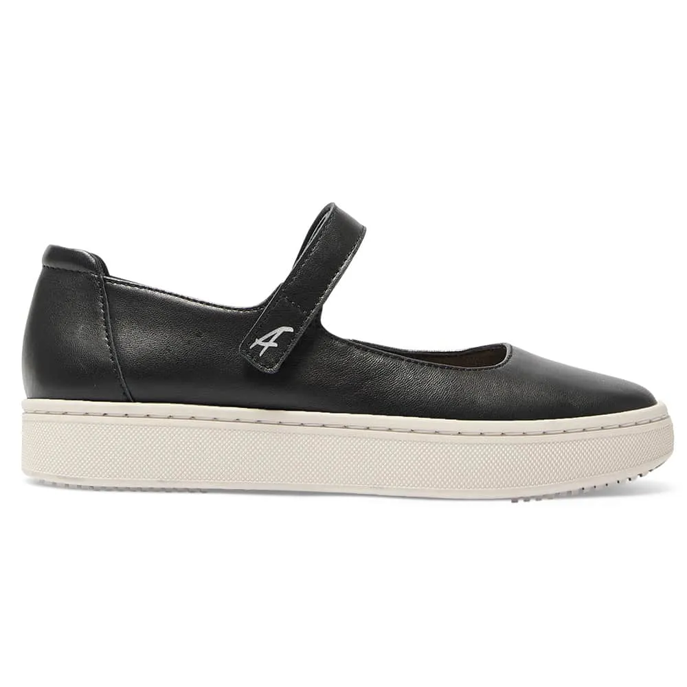 Albany Flat in Black Leather