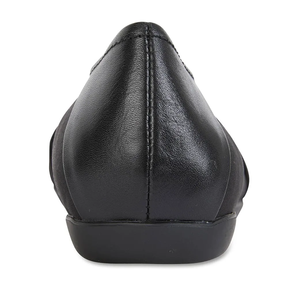 Fenton Flat in Black Leather