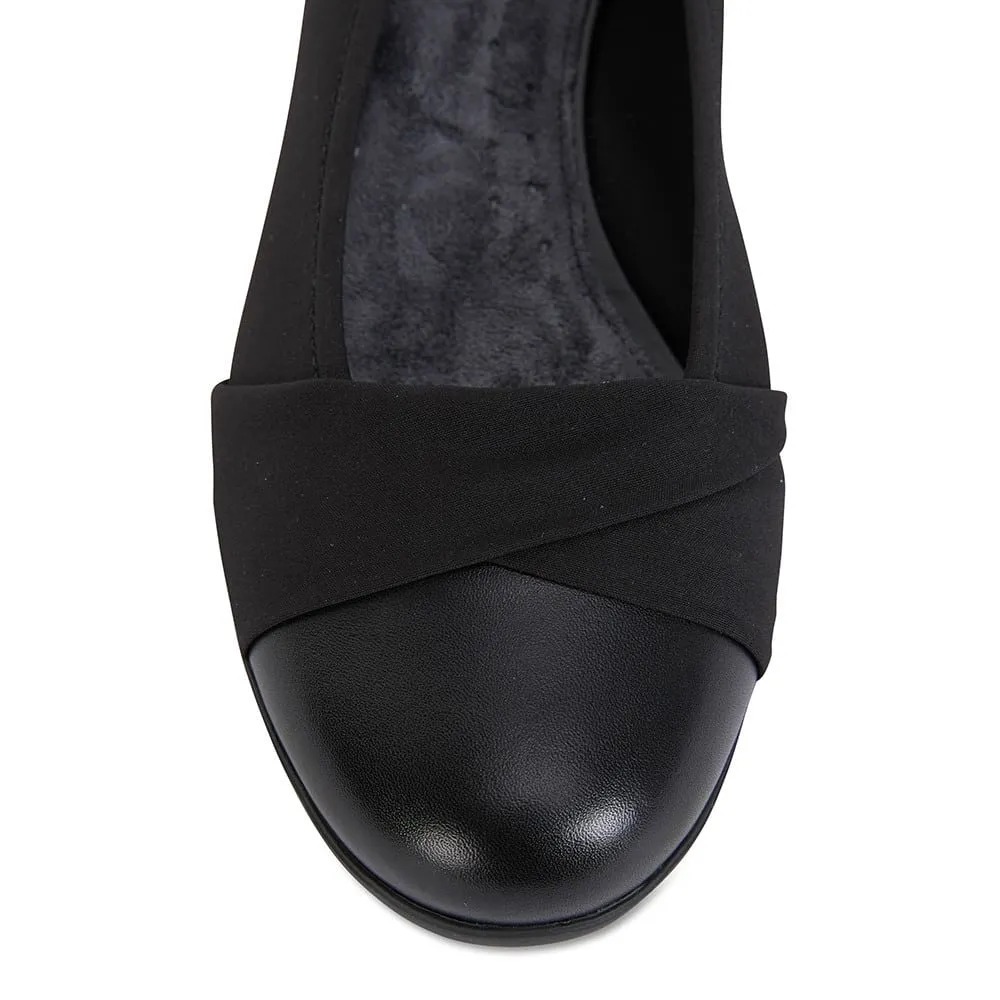 Fenton Flat in Black Leather