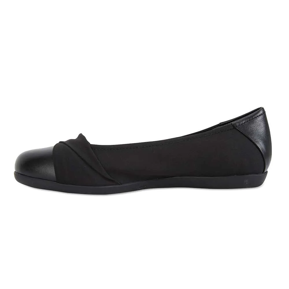 Fenton Flat in Black Leather