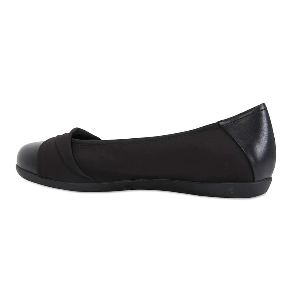 Fenton Flat in Black Leather