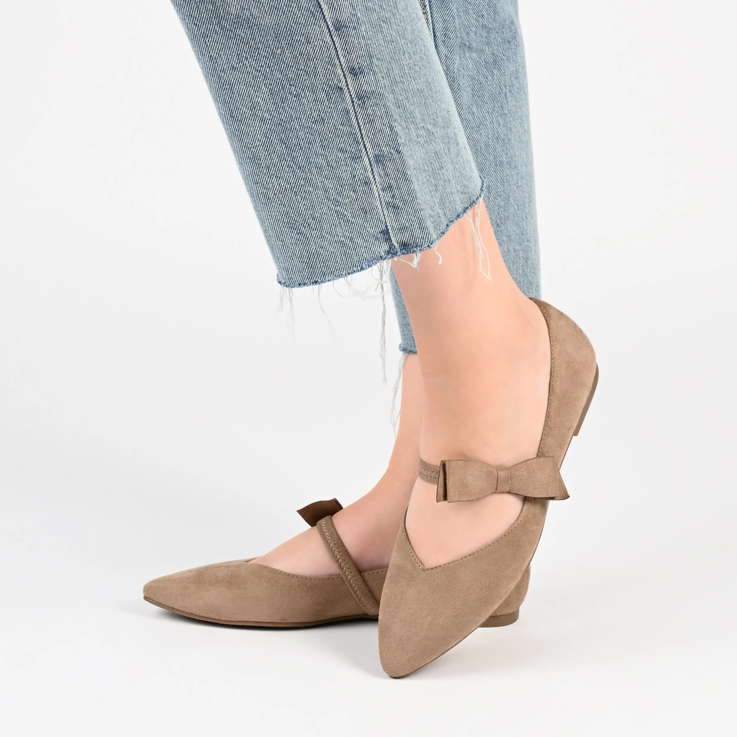 Journee Collection Women's Aizlynn Wide Width Flat