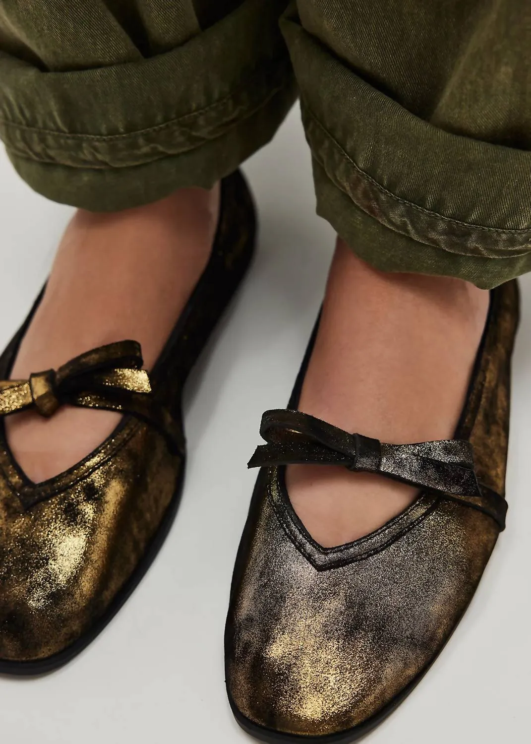 Mania Bow Flat In Bronze Flecks