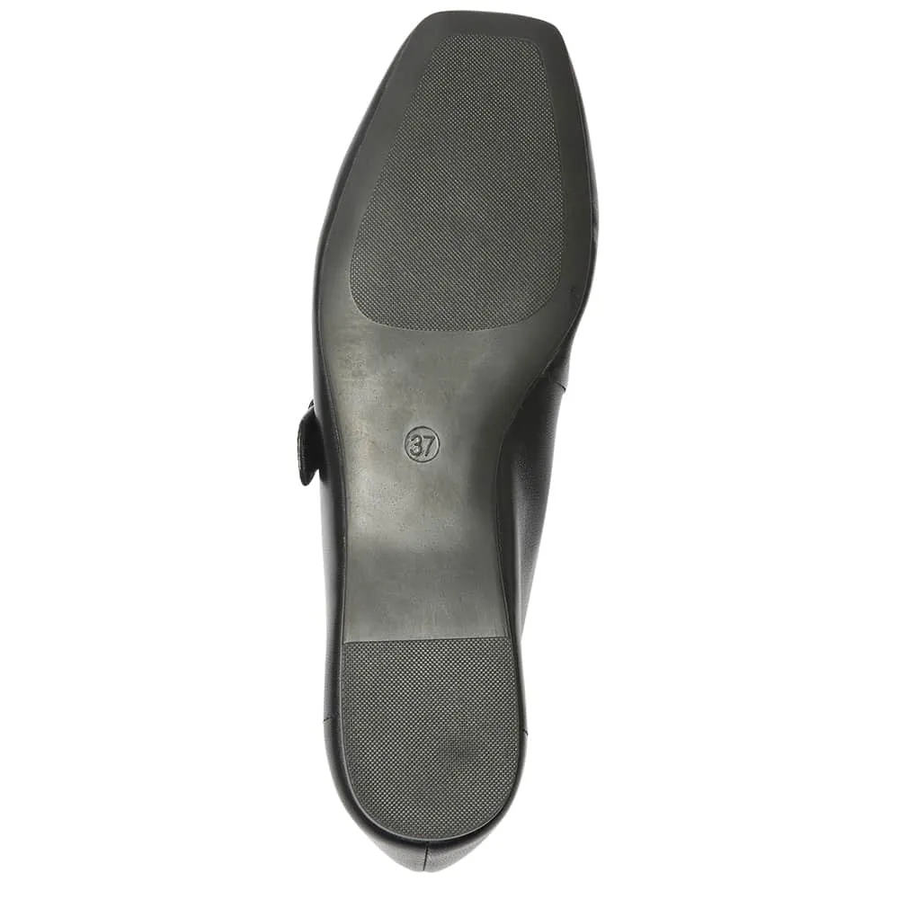 Melrose Flat in Black Leather