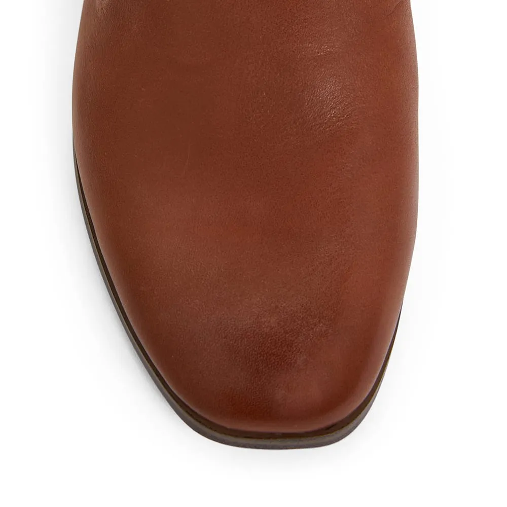 Rexton Flat in Tan Leather