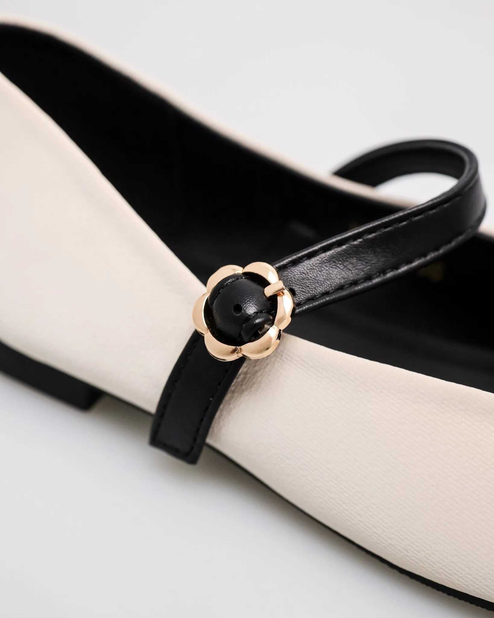 Tomaz YX196 Ladies Flowery Buckle Flats