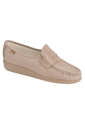 Women's Classic Slip On Loafer - Narrow In Mocha